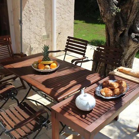 Charmante Maison Rénovée à Antibes, Jardin, Accès Piscine, Parking *