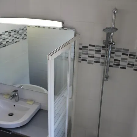 Charmante Maison Rénovée à Antibes, Jardin, Accès Piscine, Parking Hébergement de vacances *