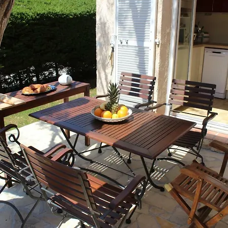 Charmante Maison Rénovée à Antibes, Jardin, Accès Piscine, Parking *